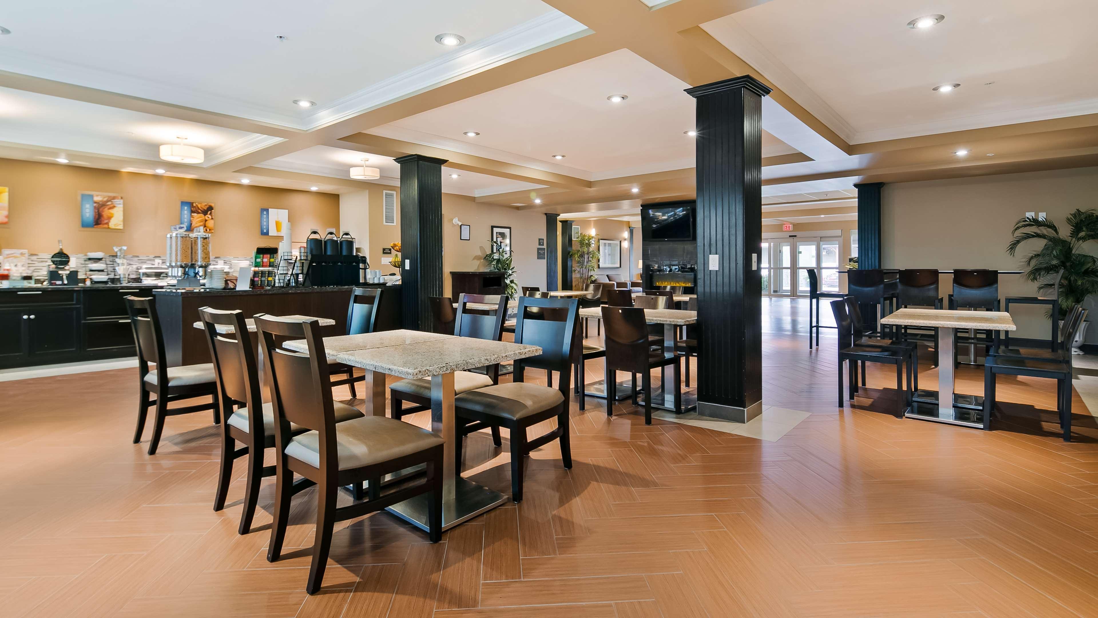 Best Western Plus Peace River Hotel & Suites Экстерьер фото